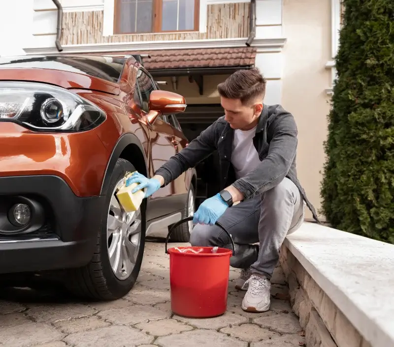 Lavage auto à domicile Nieul-lès-Saintes : professionnel intervenant sur un véhicule